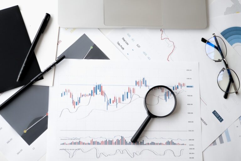 paperwork on a desk about Technical and Fundamental Analysis for Success in FOREX and stock trading. Here we study the The 5-Minute ORB Trading Strategy