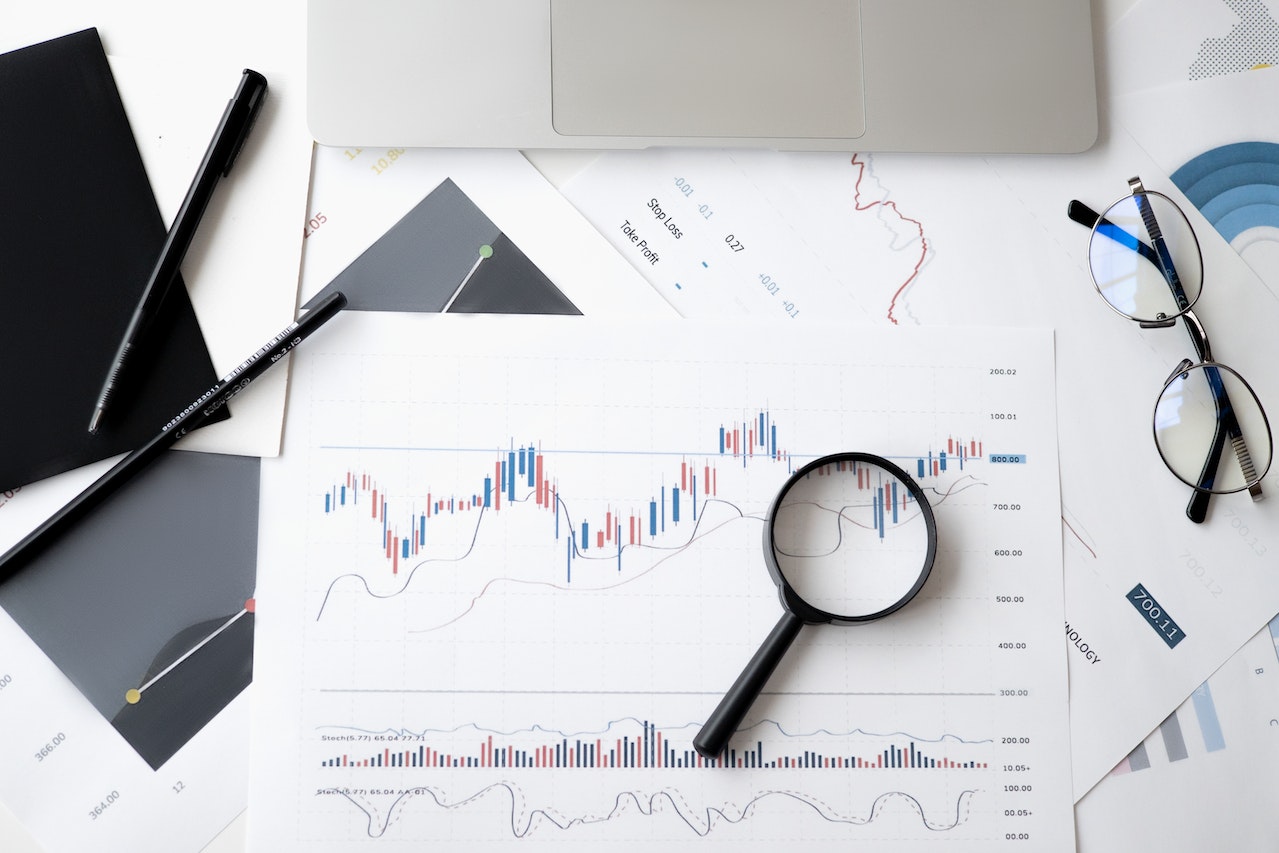 paperwork on a desk about Technical and Fundamental Analysis for Success in FOREX and stock trading. Here we study the The 5-Minute ORB Trading Strategy